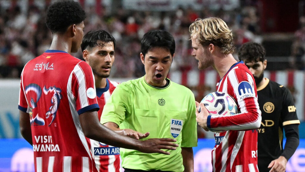 Atletico Madrids Morten Hjulmand taler med dommeren i en venskabskamp imod Manchester City