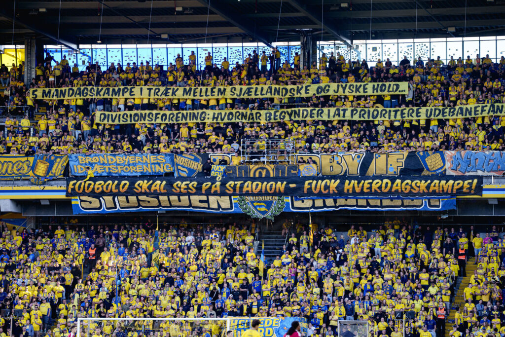 Brøndby IF-fansene med bannere