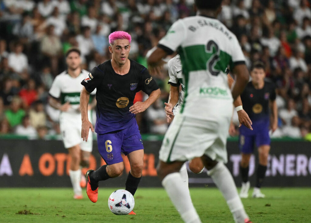 Gavi med pink hår.