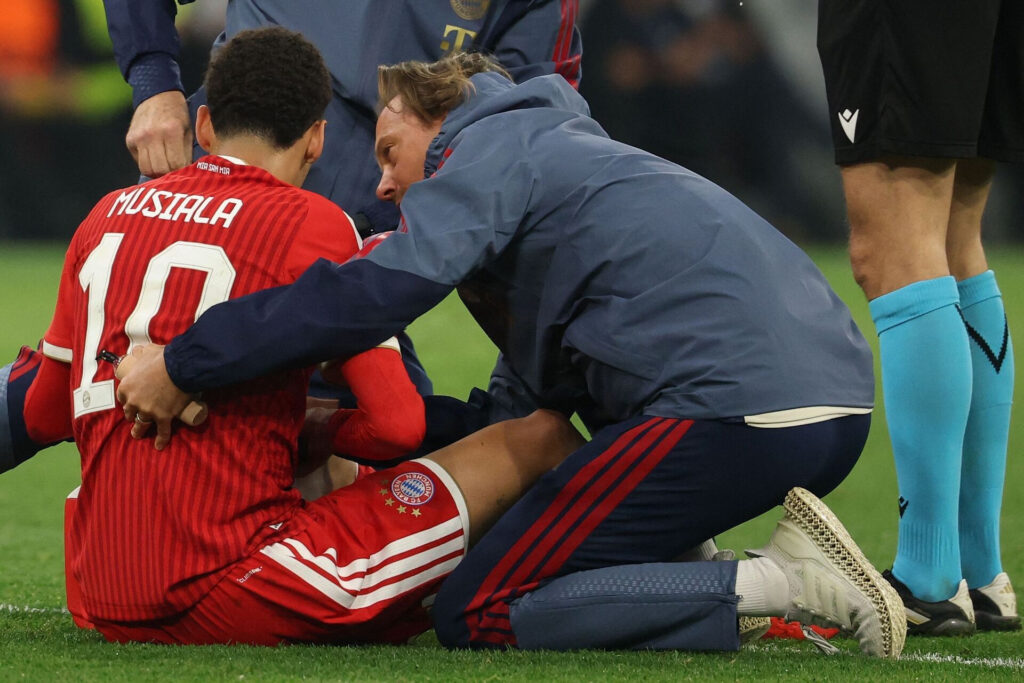 Jamal Musiala og læger fra Bayern
