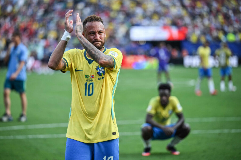 Neymar klapper på vej fra banen under sin sidste kamp for Brasilien.
