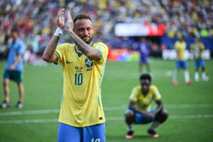 Neymar klapper på vej fra banen under sin sidste kamp for Brasilien.