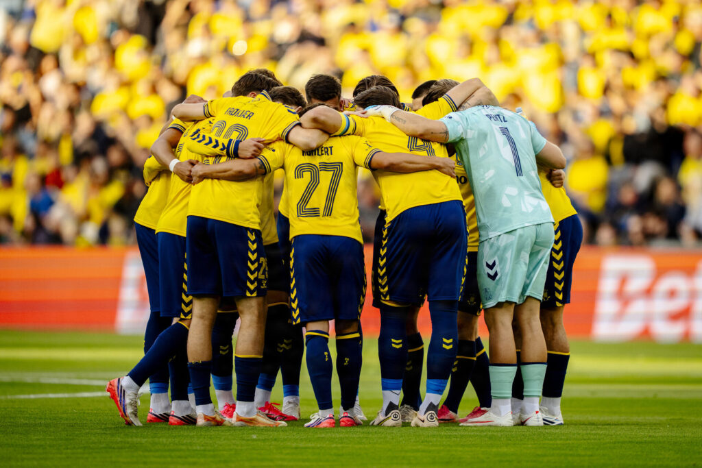 Brøndby IF-spillerne i en rundkreds.