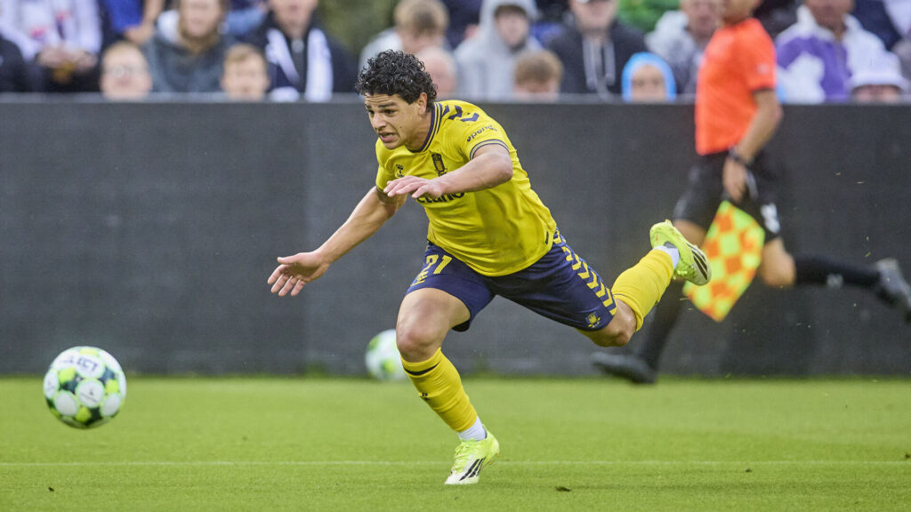 Marcus Younis falder med bolden foran sig.
