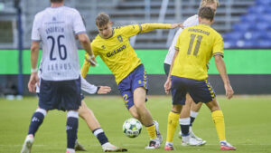 Mathias Jensen dribler med bolden.