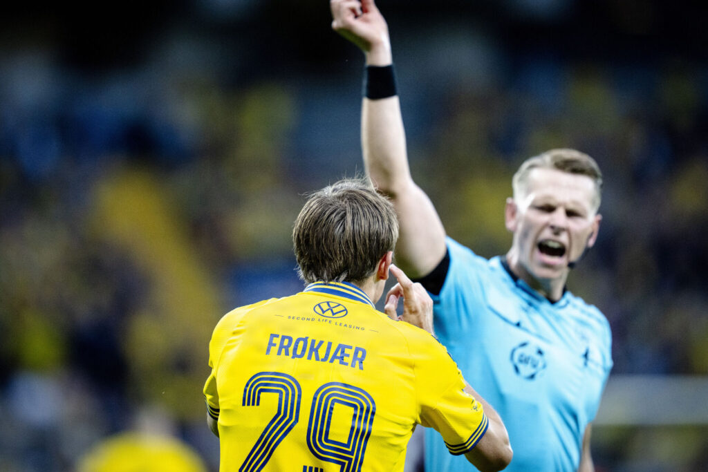 Mads Frøkjær får gult kort.