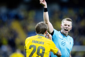 Mads Frøkjær får gult kort.