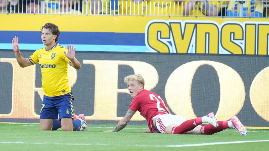 Brøndby IF's Mats Köhlert og Silkeborg IF's Lucas Riisgaard