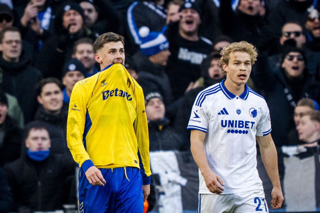 Benjamin Tahirovic bider Brøndby-trøjen.