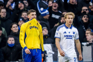 Benjamin Tahirovic bider Brøndby-trøjen.