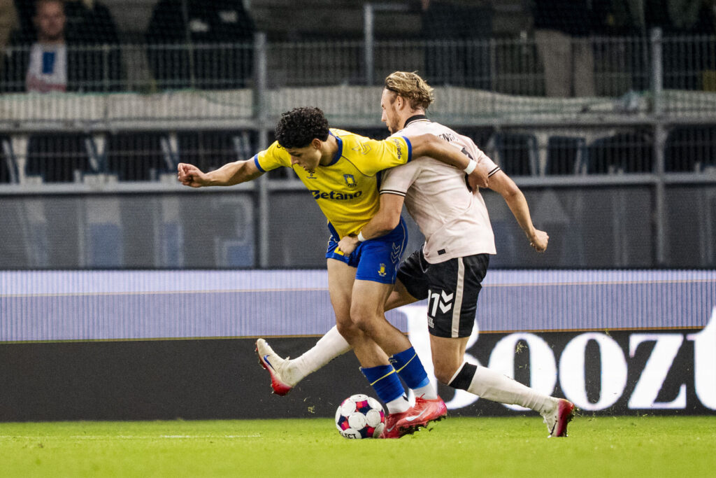 Marcus Younis i duel med Jona Niemiec.