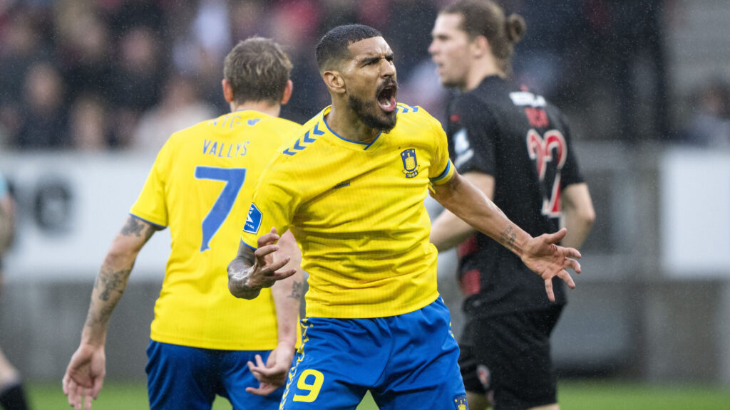 Brøndbys Ohi Omoijuanfo jubler foran Brøndbys Nicolai Vallys og FC Midtjyllands Mads Bech Sørensen