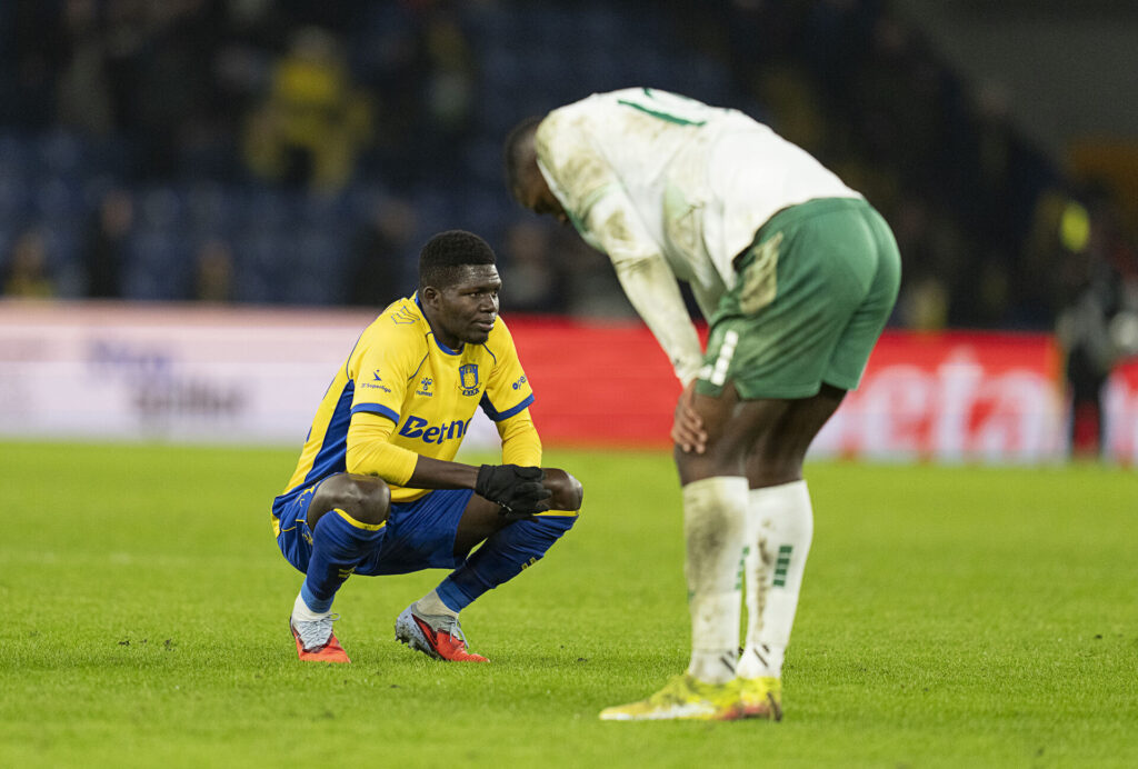 Ousman Sow der sidder på hug i kampen mod Viborg