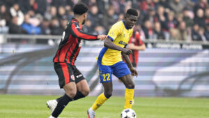 Ousmane Sow dribler med bolden.