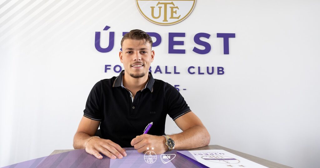 Ákos Markgráf da han skriver under med Újpest. 