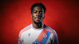 Axel Disasi poserer i sin nye Crystal Palace-trikot