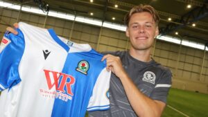 Axel Henriksson med en Blackburn-trøje i hænderne.