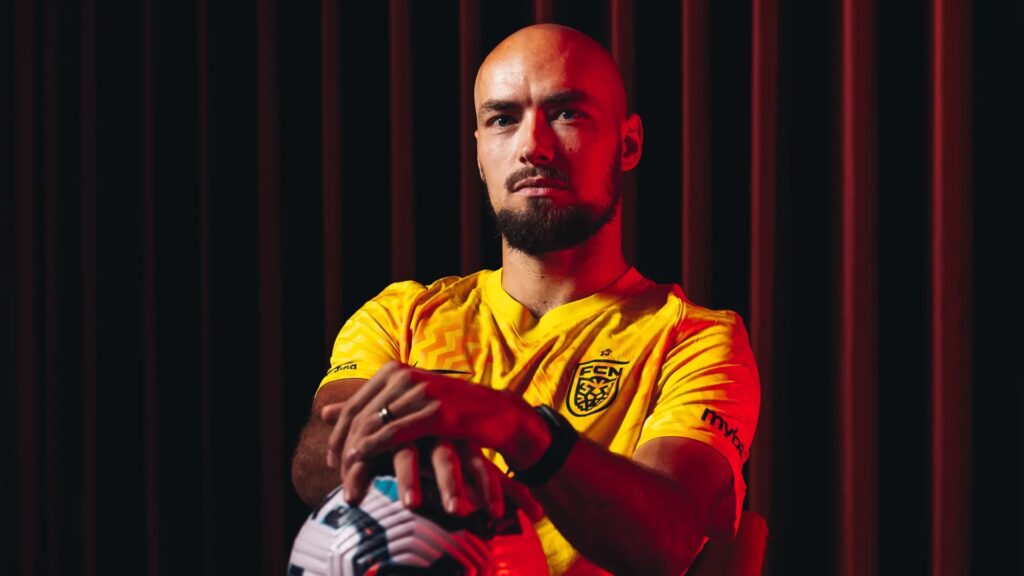 Carljohan Eriksson med en bolden i hænderne i FCN-trikot.
