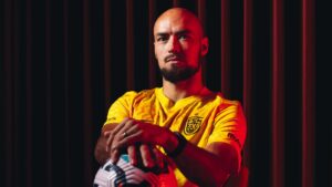 Carljohan Eriksson med en bolden i hænderne i FCN-trikot.