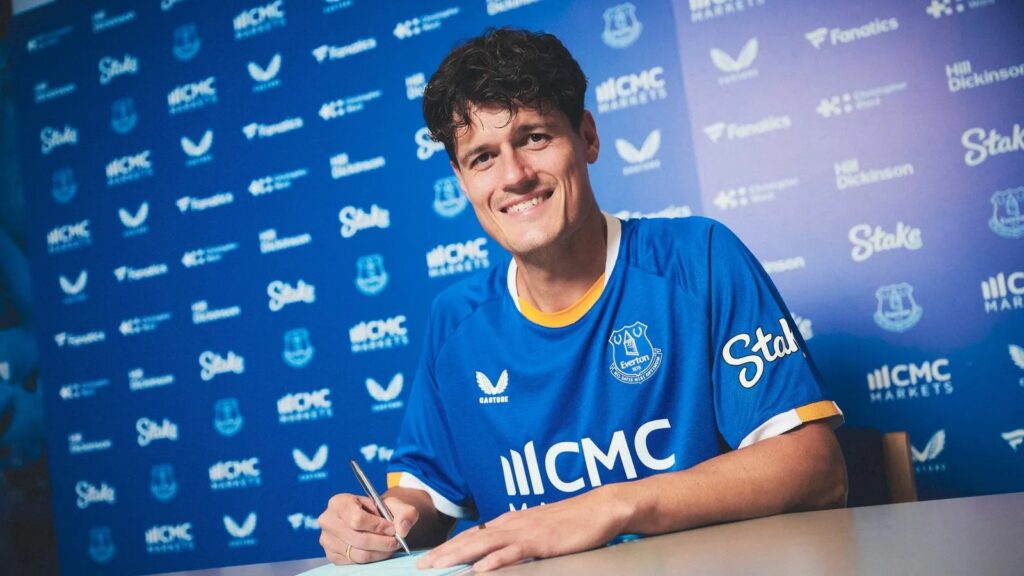 Christian Nørgaard skriver under på kontrakt i Everton.