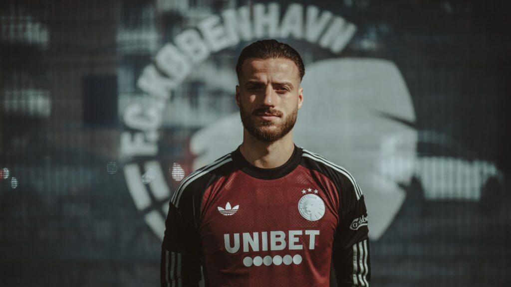 Diant Ramaj med FCK-trikot.
