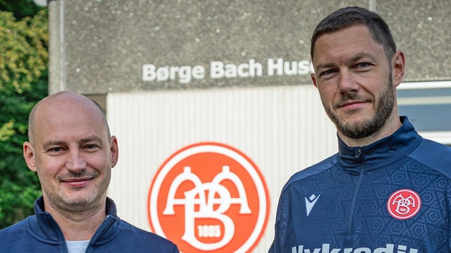 AaB's John Møller med Henrik Dalsgaard.