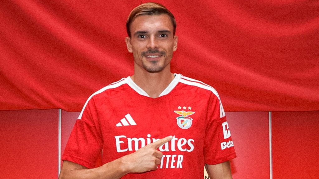 Palhinha peger på Benfica-logoet på sin trøje.