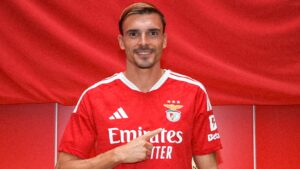Palhinha peger på Benfica-logoet på sin trøje.