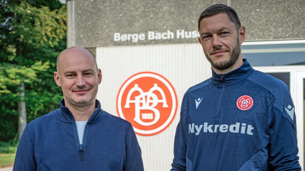 John Møller og Henrik Dalsgaard sammen foran klubhuset i AaB.