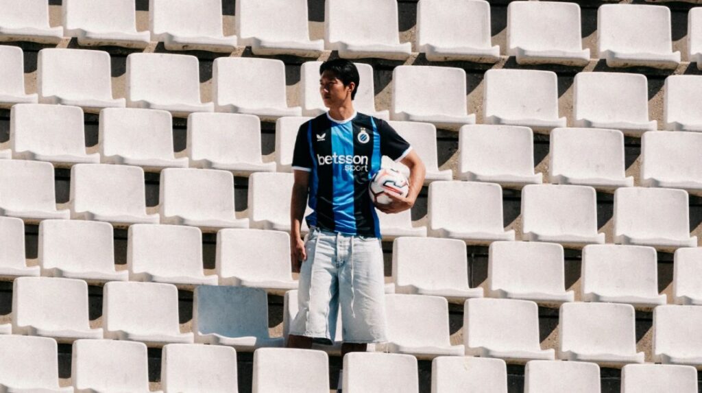Lee Han-beom med en bold under armen på tribunen i Club Brugge