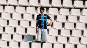 Lee Han-beom med en bold under armen på tribunen i Club Brugge