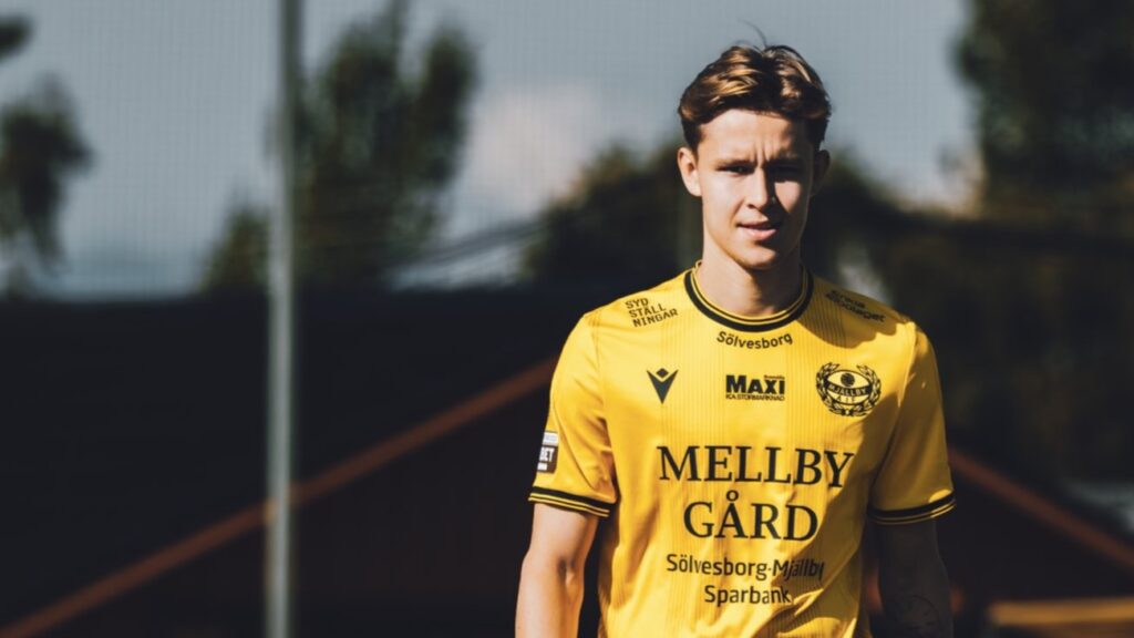 Mads Enggård kommer gående i Mjällby trøje.