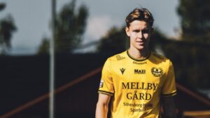 Mads Enggård kommer gående i Mjällby trøje.