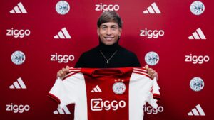 Maher Carrizo med en Ajax-trøje i hænderne.
