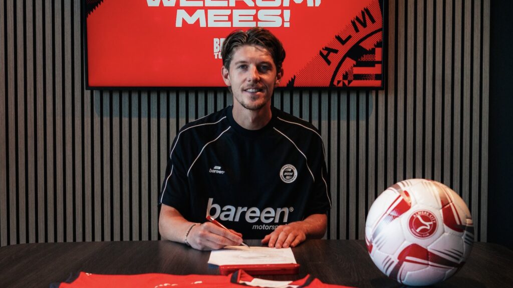 Mees Hoedemakers skriver under på en kontrakt i Almere City.