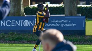 Oluwasegun Oluwatobiloba Olalere ved hjørneflaget i Aarhus Fremad.