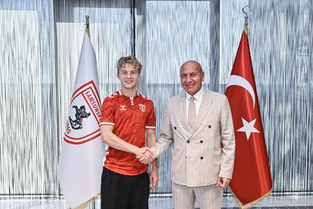Oskar Øhlenschlæger efter at have skrevet under med Samsunspor