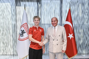 Oskar Øhlenschlæger efter at have skrevet under med Samsunspor