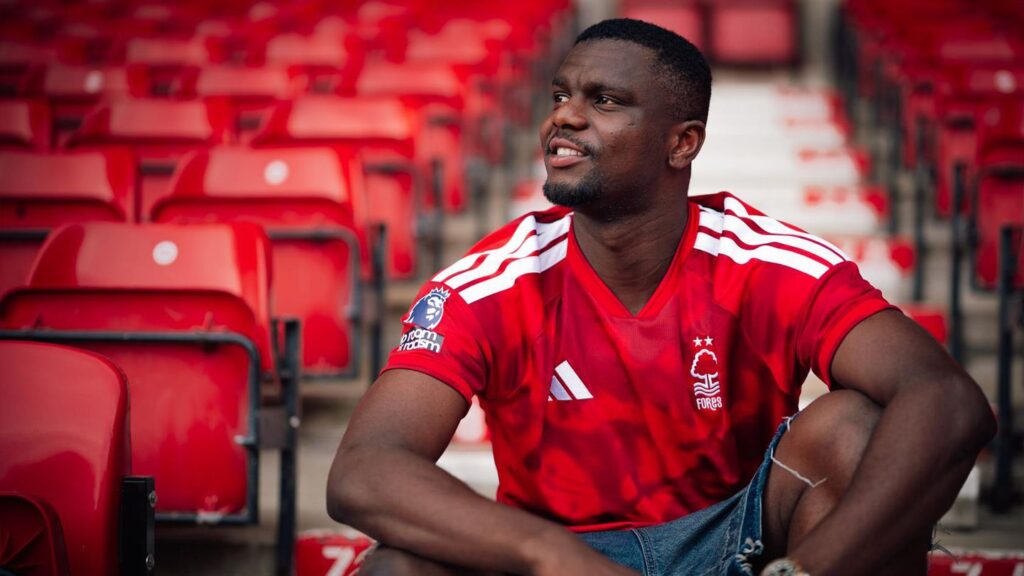 Ousmane Diomande ser sig omkring på Nottingham Forest City Ground.