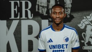 Thapelo Maseko poserer i sin nye FCK-trikot.