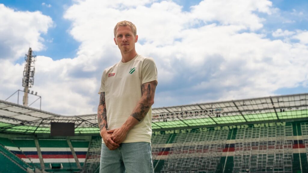 Tonni Adamsen med SK Rapids stadion i baggrunden.