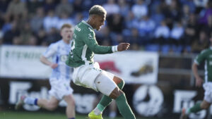 Charly Nouck sparker til bolden.