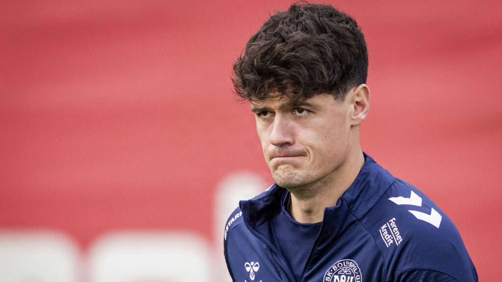Christian Nørgaard kigger ud i luften.