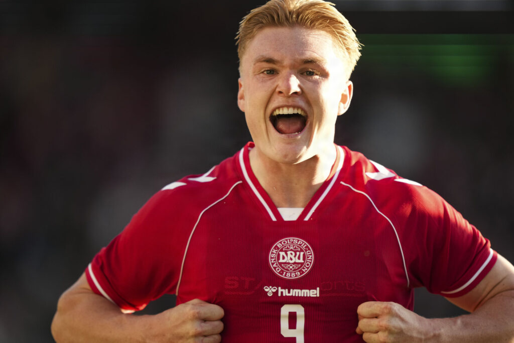 Conrad Harder jubler i den danske landsholdstrøje.
