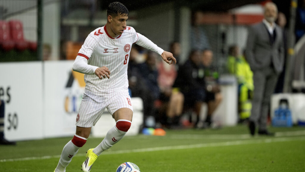 Adam Daghim med bolden.