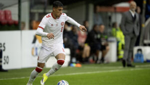Adam Daghim med bolden.