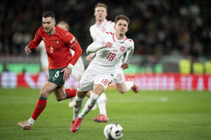 Jesper Lindstrøm i aktion for Danmark mod Portugal.