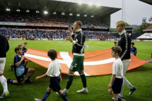 Filip Jørgensen på vej på banen til en kamp for Danmark.