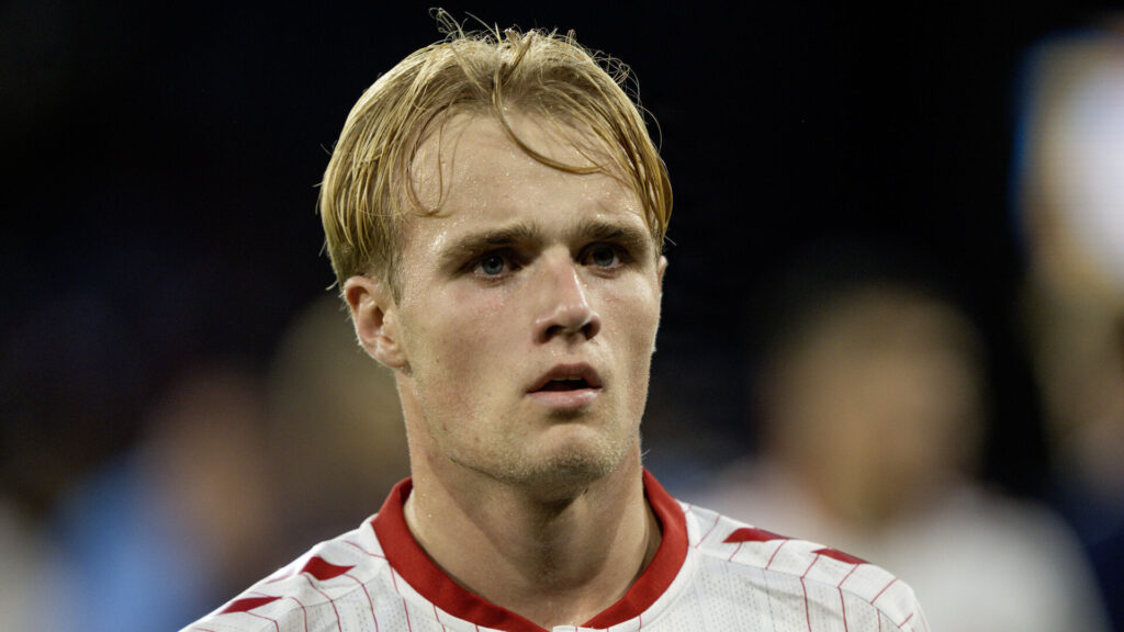 Victor Froholdt i en hvid landsholddragt