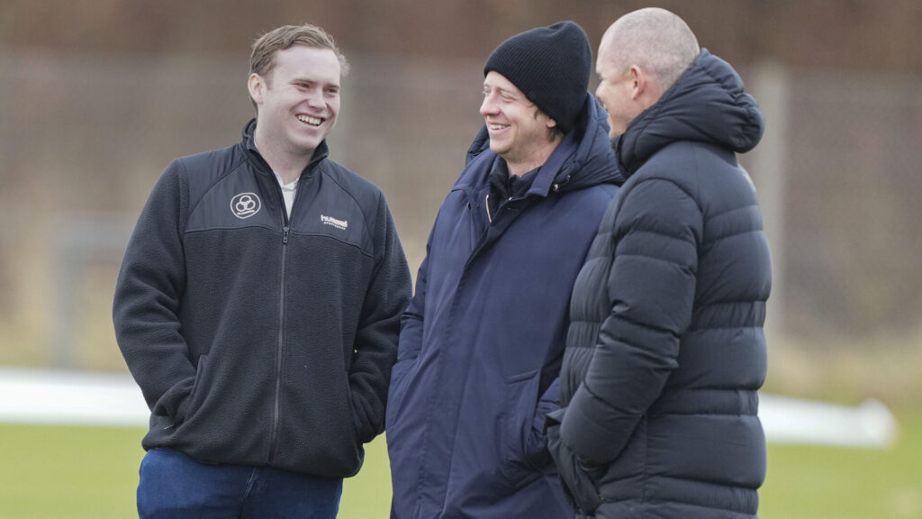Adam Binnie med broren Colin og AC Horsens' sportsdirektør Esben Hansen.